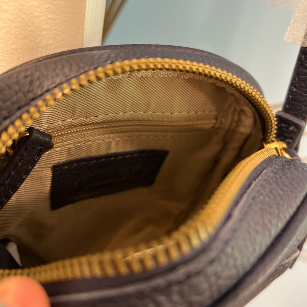 Stylish Navy Leather Crossbody Bag with Gold Hardware NWT - Picture 3 of 7